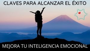 Silueta de una mujer en una montaña